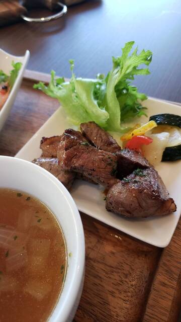 香ばしい肉料理のセット